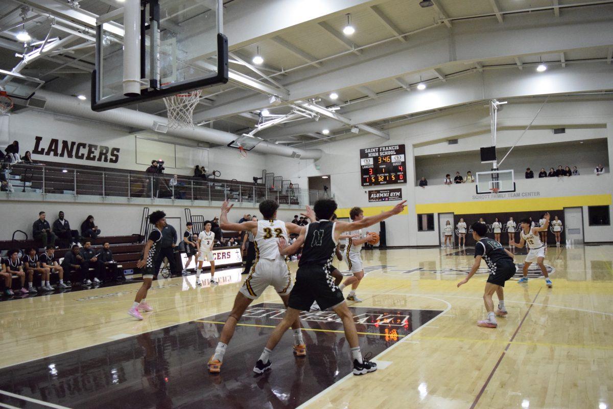 Alex Gklaros-Stavropoulos (’25) open under the basket.